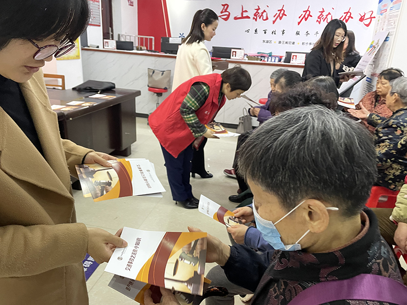 发放宣传册.jpg